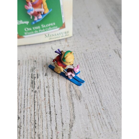 Hallmark on slopes Winnie the Pooh ornament Xmas miniature - Picture 3 of 5